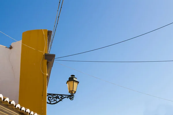 Esquina Edificio Con Una Linterna Color Que Empareja Fachada Vaso — Foto de Stock