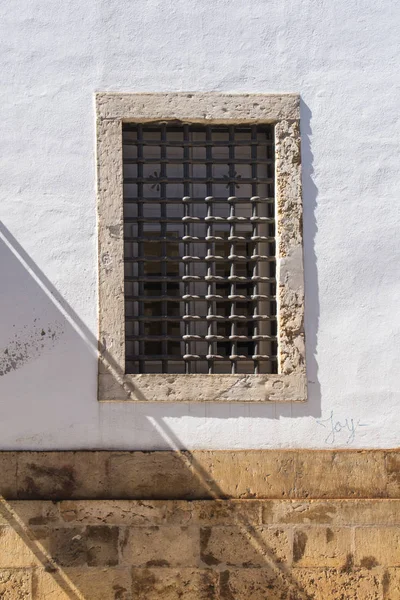 Weiße Fassade Eines Gebäudes Mit Einem Großen Fenster Mit Gittern — Stockfoto