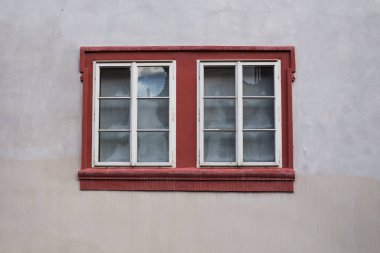 Kırmızı çerçeve ile kapalı Çift Kişilik pencereli bir evin cephe. Eski Şehir Prag, Çek Cumhuriyeti