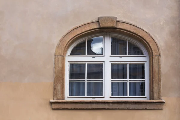 Wand Eines Hauses Braunen Farbtönen Mit Einem Fenster Mit Steinrahmen — Stockfoto
