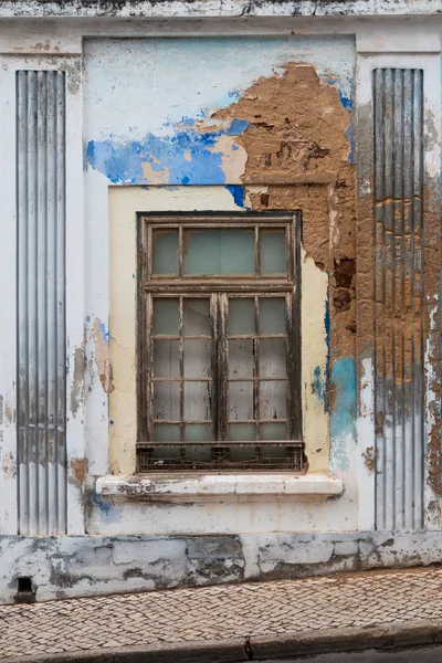 Pared Una Casa Abandonada Con Fachada Blanca Varios Tonos Color — Foto de Stock