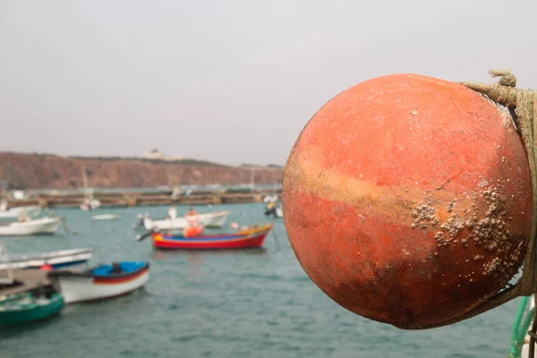 Boya Naranja Envejecida Colgando Costa Coloridos Barcos Pesca Borrosa Fondo —  Fotos de Stock