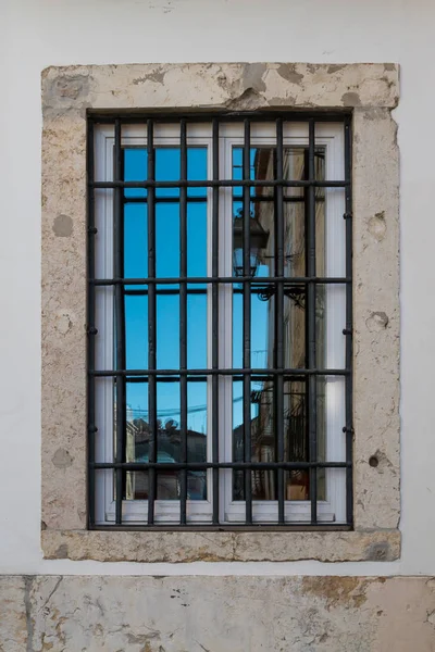 Vollkommen Sauberes Fenster Mit Steinrahmen Das Die Straße Reflektiert Haus — Stockfoto