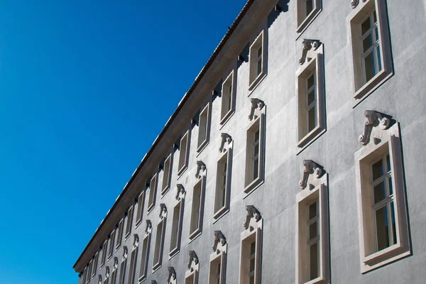 Línea Diagonal Del Techo Edificio Muchas Ventanas Con Marcos Piedra — Foto de Stock