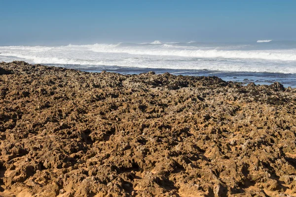 Playa Con Rocas Bajas Costa Agua Salvaje Del Océano Atlántico —  Fotos de Stock