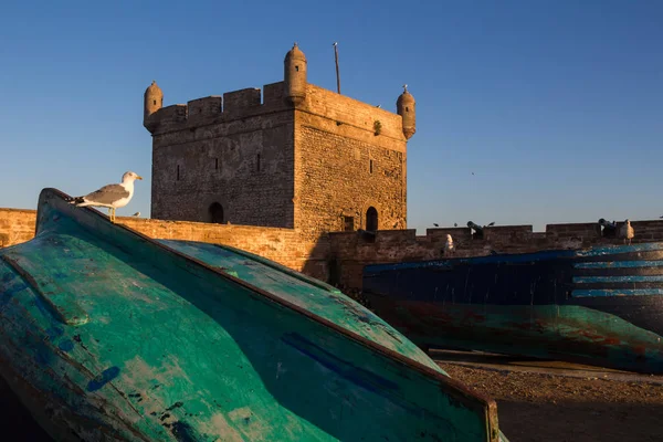 ポートでの木造漁船 酷似で要塞の塔 青い朝の空 エッサウィラ モロッコ — ストック写真
