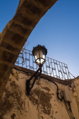 Bir sokak lambası - fener, Safi, Fas bir binada bir Avrupa mirası olarak klasik şekli. Bir sabah güneş ışığı tarafından aydınlanmış. Parlak mavi gökyüzü.