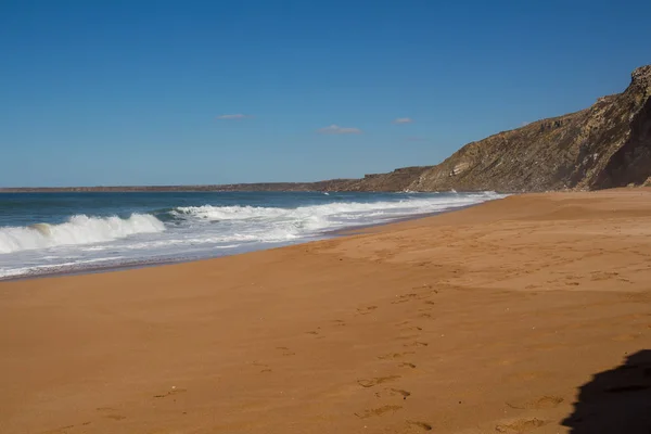 Colore Giallo Scuro Della Spiaggia Sabbiosa Fiancheggiata Montagne Rocciose Onde — Foto Stock