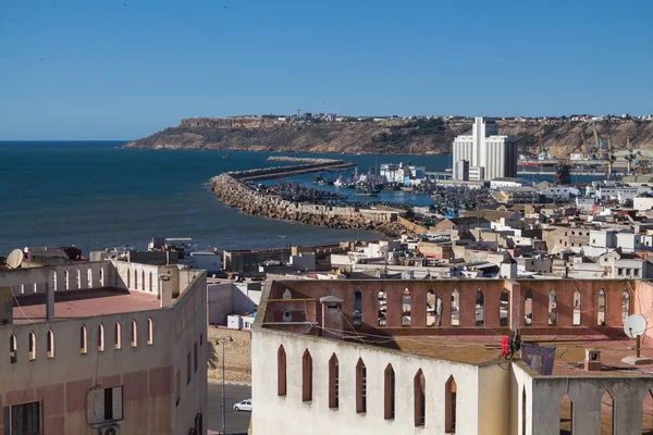 Skyview eski şehir ve liman sanayi parçası. Cliffs içinde belgili tanımlık geçmiş. Su Atlantik Okyanusu ve mavi gökyüzü. Safi, Fas.
