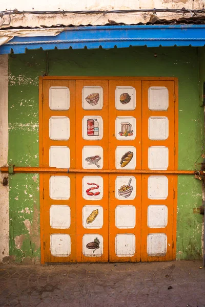 Porta decorada de uma loja fechada, Safi, Marrocos — Fotografia de Stock