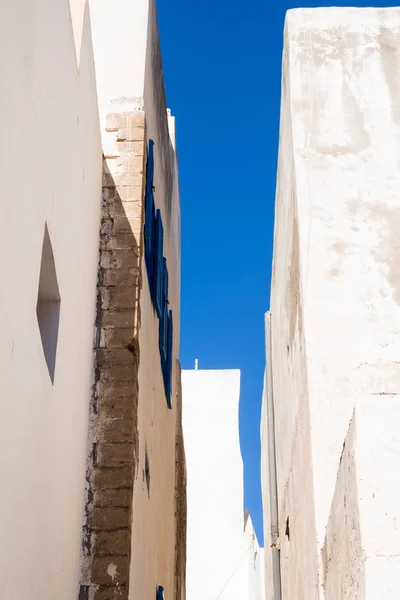 Des maisons blanches et un ciel bleu — Photo