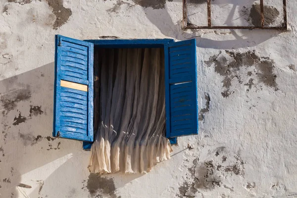 Fenster geöffnet mit blauem Rollladen und Vorhang draußen — Stockfoto