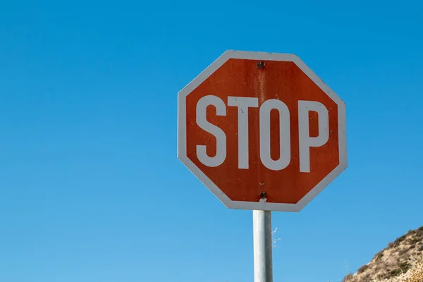 Stop, dopravní značka, přírody a modrá obloha — Stock fotografie
