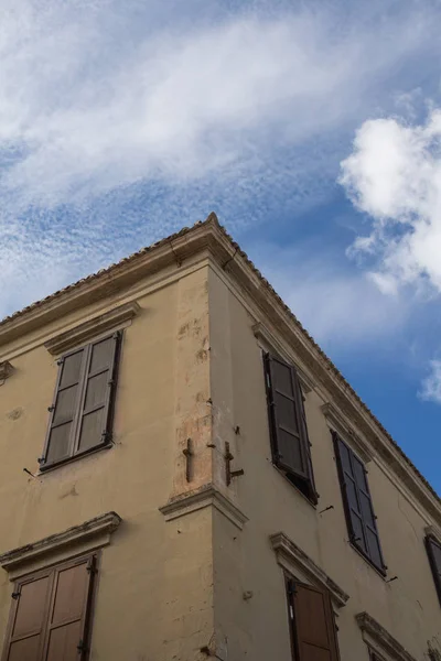 एक घर आणि ढगाळ आकाश कोपरा — स्टॉक फोटो, इमेज