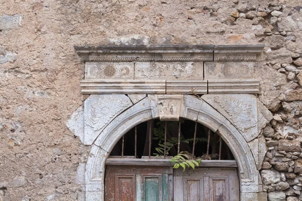 Cornice decorata storica della porta all'aperto — Foto Stock