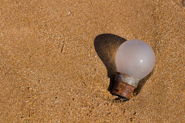 Ecologia: descobertas de praia - bulbo enferrujado velho — Fotografia de Stock