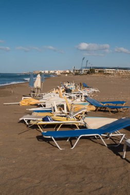 Geç afteroon boş şezlong