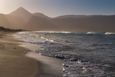 Bir akşam karanlığı içinde dağlar, Girit, Yunanistan