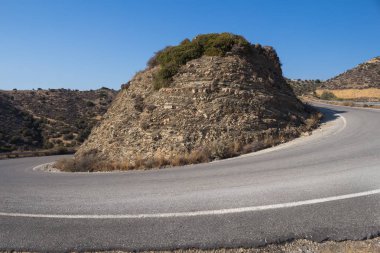 Orta bir tepe ile yolun eğrisi