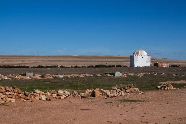 Paisaje con una capilla / mezquita, Marruecos —  Fotos de Stock