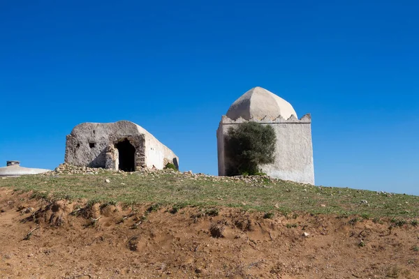 Kapelle / Moschee auf einem Hügel, Marokko — Stockfoto