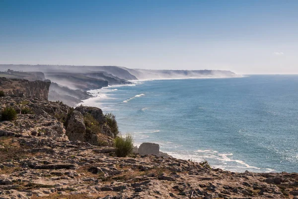 Sahil bir sis ve Atlantik Okyanusu, Fas — Stok fotoğraf