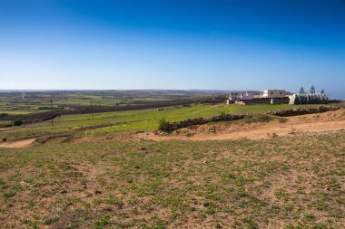 Yeşil Fas tarlaları ve bir ev