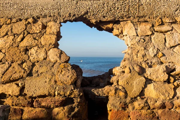 Pared de piedra con un agujero y océano Atlántico —  Fotos de Stock