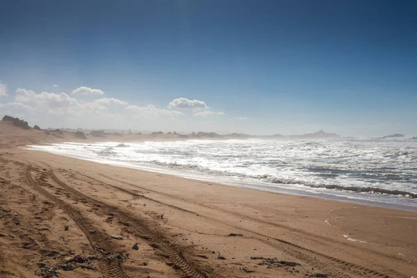 Spiaggia dell'oceano Atlantico in una nebbia — Foto Stock