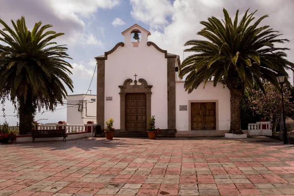 Igreja Com Uma Fachada Branca Porta Pesada Belfry Com Sinos — Fotografia de Stock