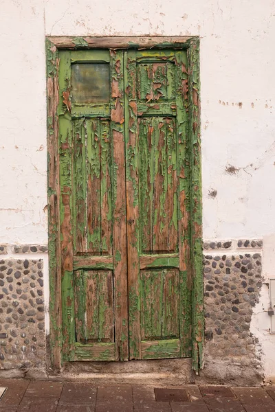 Типичный зеленый цвет двери, Тенерифе, Испания — стоковое фото