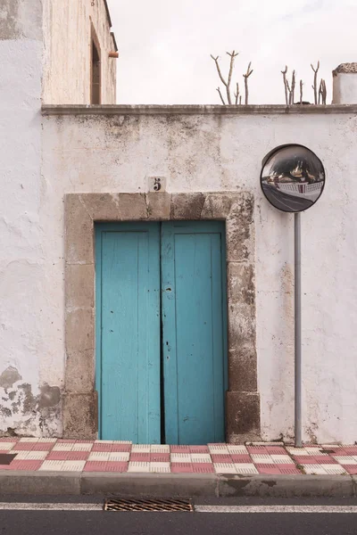 Calle y una casa con puerta de madera azul — Foto de Stock