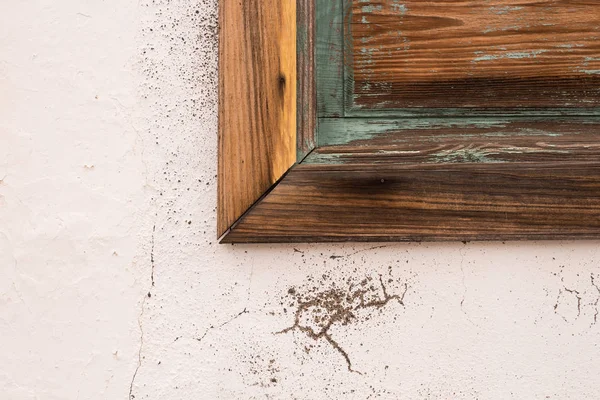 Detal narożnika drewnianego okna — Zdjęcie stockowe