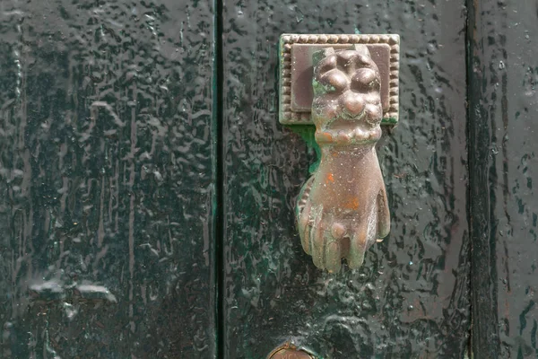 Cancello verde con pomolo della porta — Foto Stock