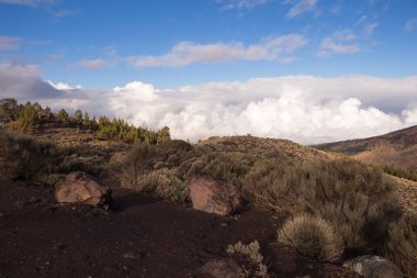 Bulutların üzerindeki manzara