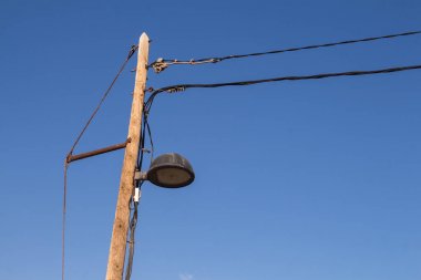 Ahşap bir direk üzerinde sokak lambası