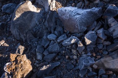 Sabah buz örtüsü ile lav taşları