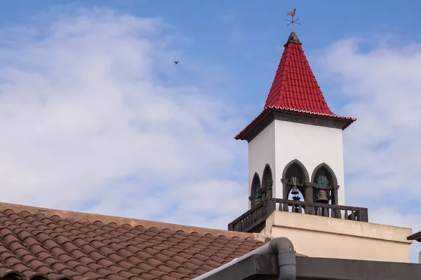 Kyrkans klockstapel är Salga, Sao Miguel, Azorerna — Stockfoto
