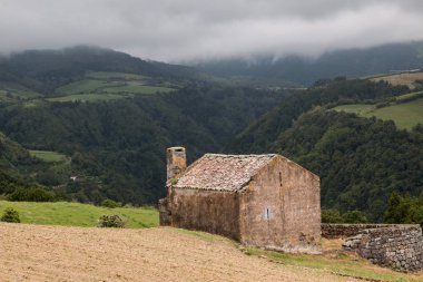 Bir dağ vadisinde terk edilmiş ev