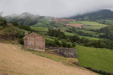 Bir dağ vadisinde terk edilmiş ev