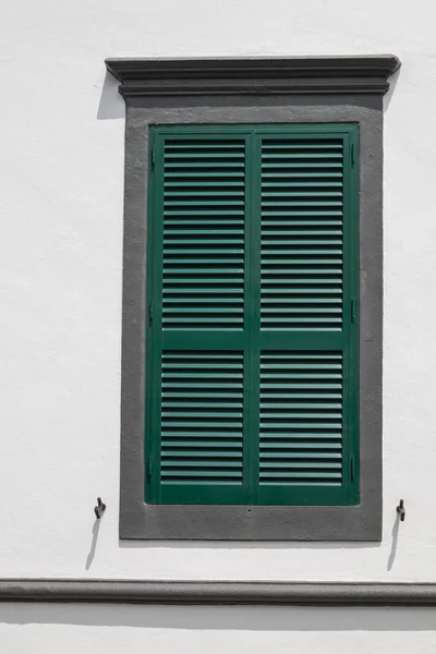 Okno z zamkniętą zieloną migawką — Zdjęcie stockowe