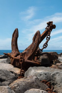 Eski paslı çapa sahilde maruz