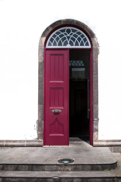 Porte bordeaux ouverte d'une maison — Photo