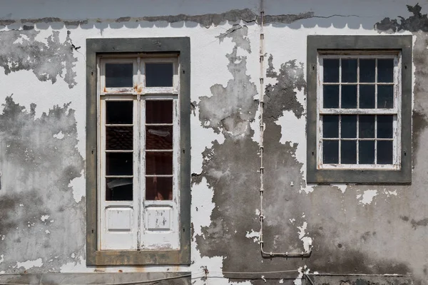 Door and window of an abandoned house — Stock Photo, Image