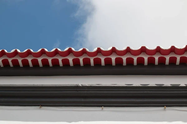Rand van een dak met rode tegels — Stockfoto