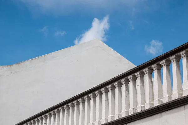 Терраса на крыше и голубое небо с белыми облаками — стоковое фото