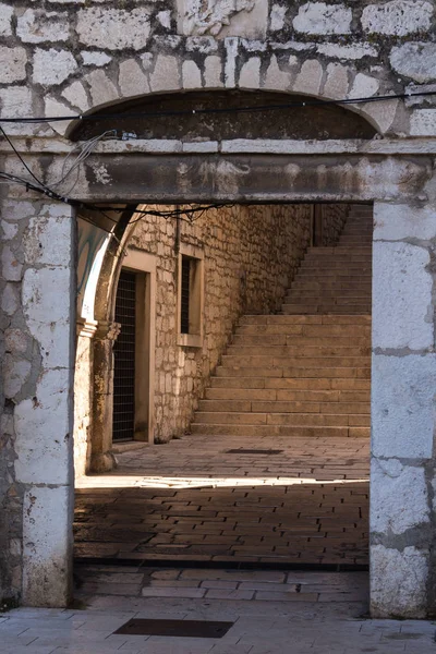 Puerta de la ciudad vieja, Sibenik, Croacia — Foto de Stock