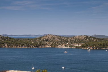 Sibenik bir tepeden Adriyatik deniz koyu, Hırvatistan