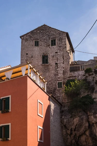 Casas en una colina en Sibenik, Croacia — Foto de Stock