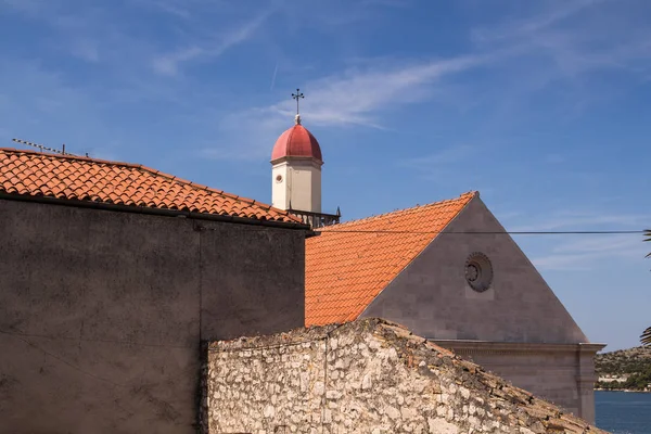 Pequeña iglesia en Sibenik, Croacia —  Fotos de Stock